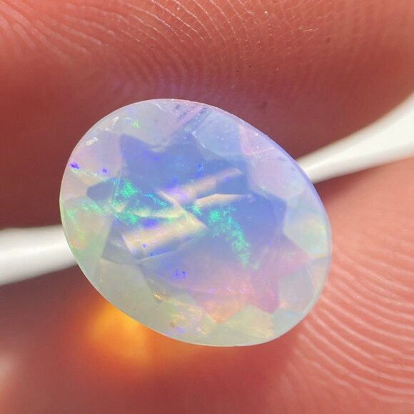 2 carat Welo Opal - Oval Cut - Picture 3 of 9